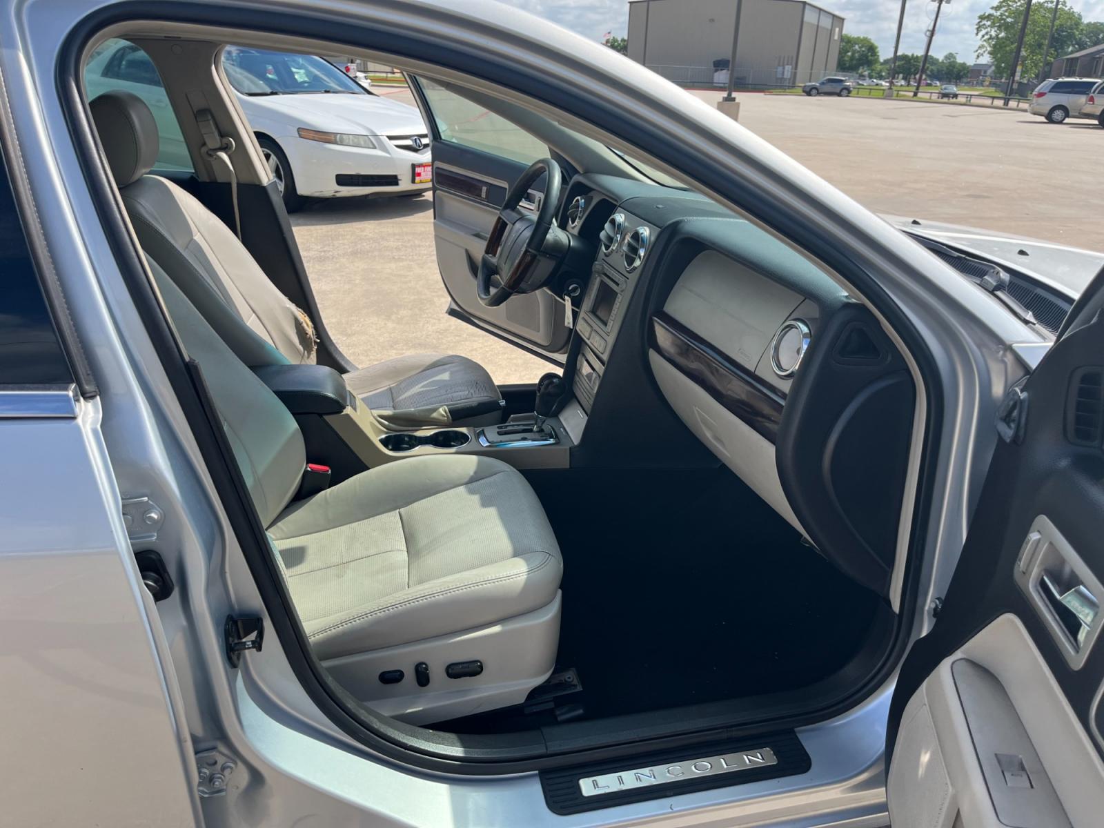 2006 SILVER /gray Lincoln Zephyr Base (3LNHM26146R) with an 3.0L V6 DOHC 24V engine, 6-Speed Automatic Overdrive transmission, located at 14700 Tomball Parkway 249, Houston, TX, 77086, (281) 444-2200, 29.928619, -95.504074 - Photo #11